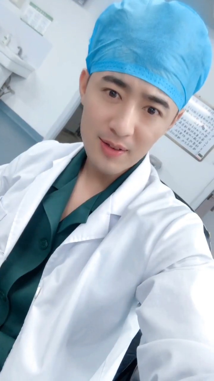 娱乐#帅气医生闲暇之余搞笑一下,网友:手术刀在哪?