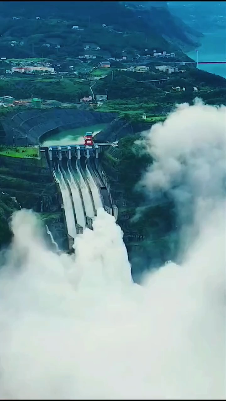 世界唯一坝高超过200米的大坝,水布垭大坝开始泄洪,被誉为中国面板