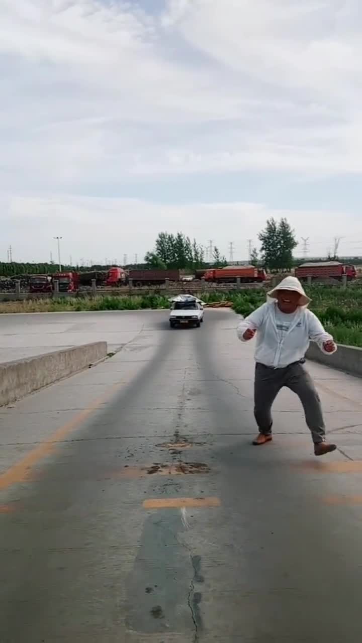 男子大摇大摆走在路上