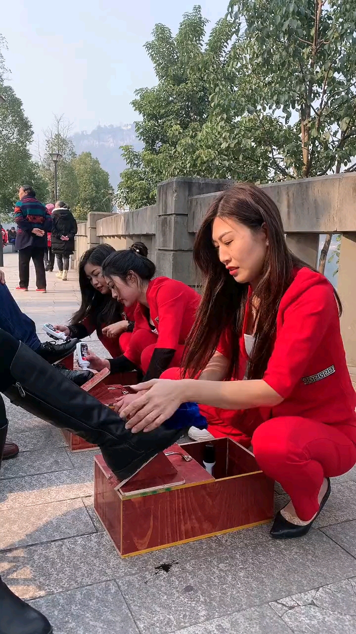 表姐擦鞋,绝对专业.