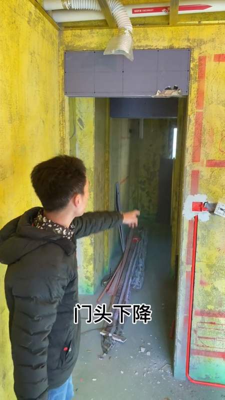 门头下降,必须用角铁做门梁,上面砌红砖,挂网抹灰!