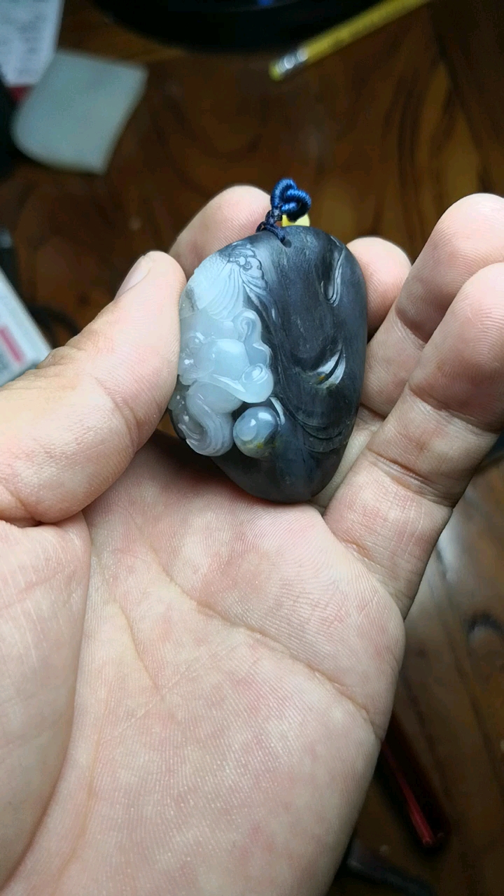 新疆和田青花籽玉(悠哉悠哉)挂件,俏色巧雕,雕刻工艺精湛,玉质细腻