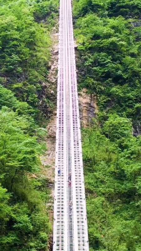 世界上最长的斜行电梯在恩施州鹿院坪,这里目前还没有通公路.