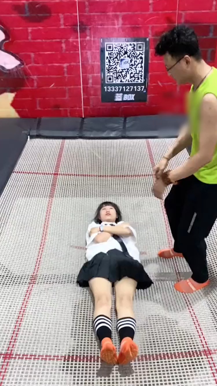 网红蹦床看点多#小姐姐穿jk裙蹦床,这还是第一次见,不尴尬吗?