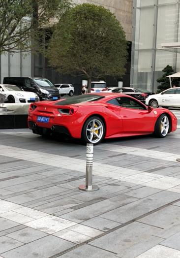 富二代开法拉利打卡成都最豪停车场!路边妹子主动招手