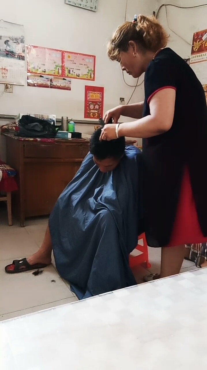 街拍#下班回来,老婆给他理发