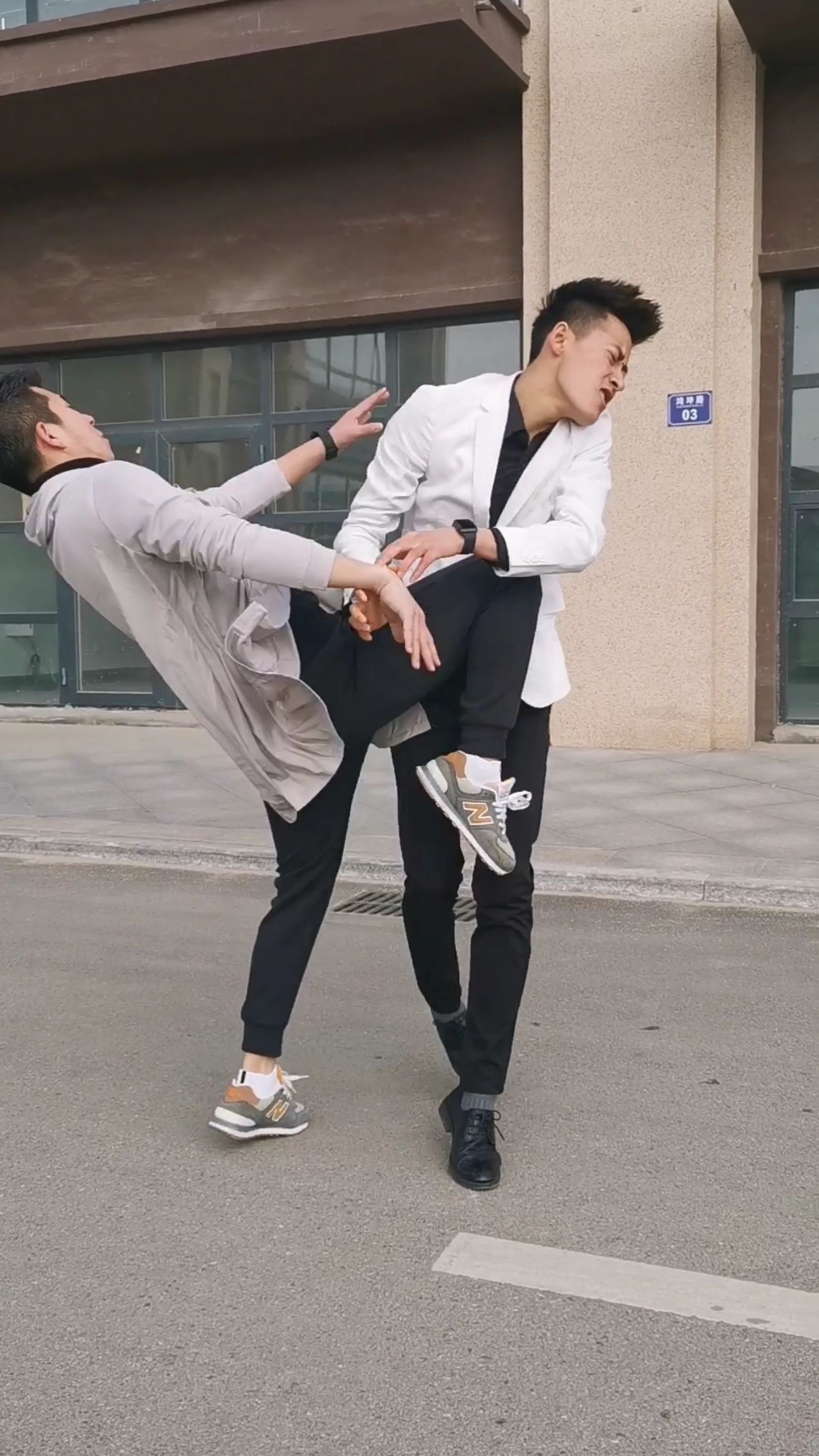 全民正能量#借力打力,投怀入抱式反击!