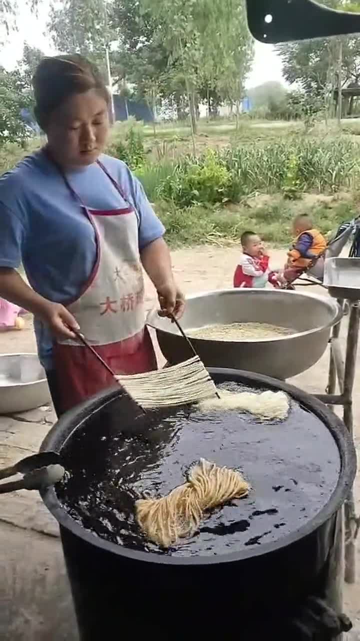 农村特色炸馓子,现在见不到了,都是小时候的回忆!