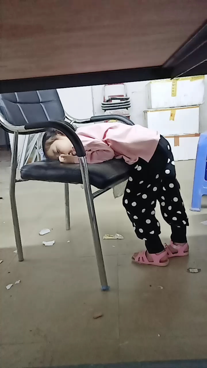 厉害了,这娃站着睡着了