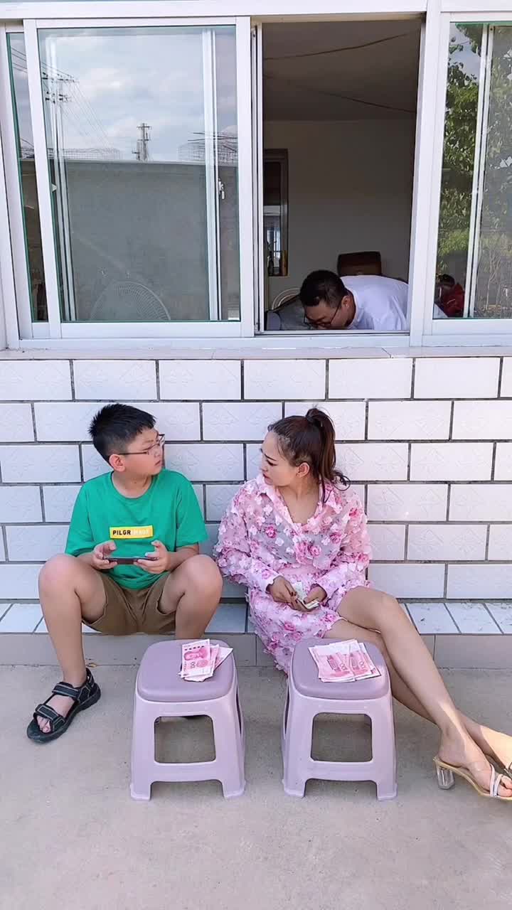 儿子配合的太默契了,老婆居然没发现