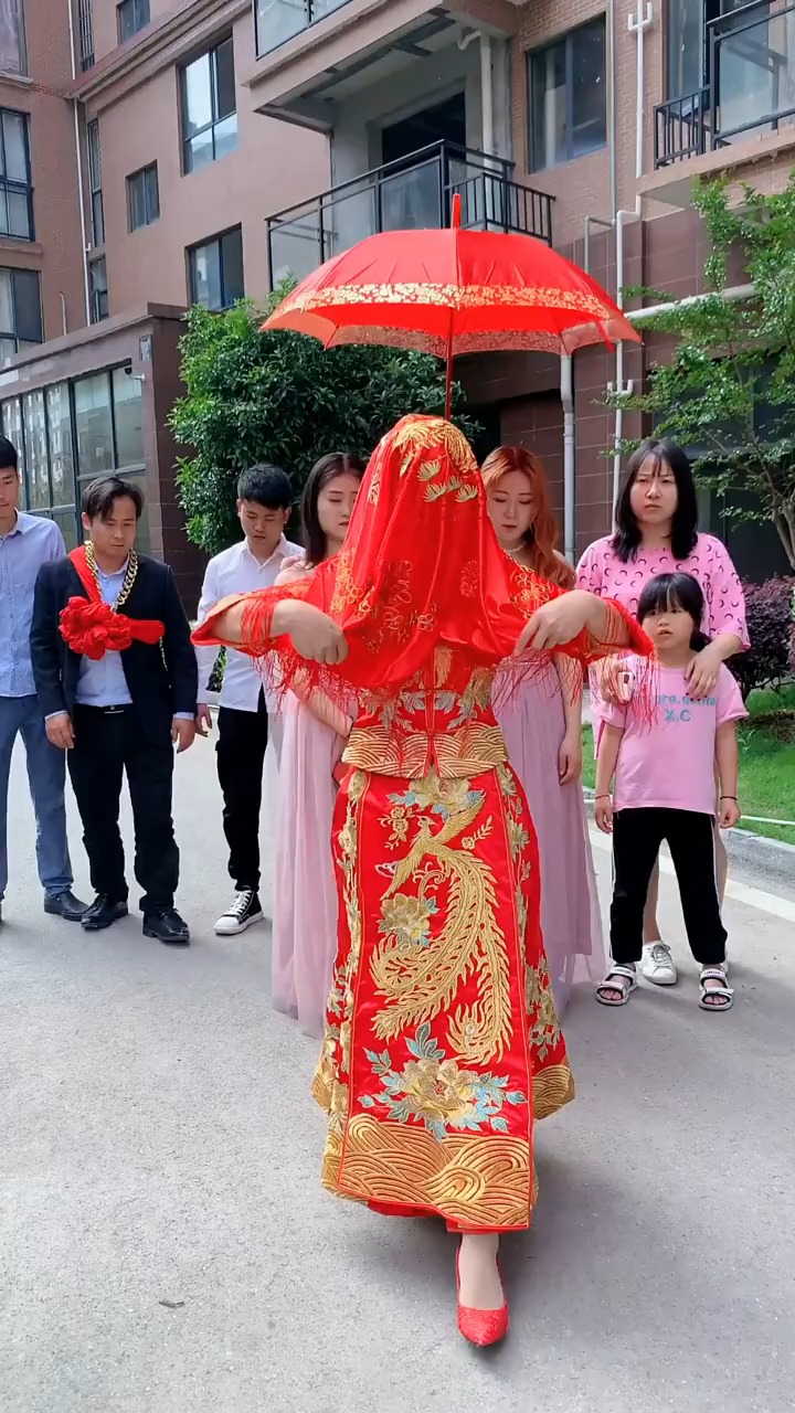 结婚当天女孩当场悔婚得知真相后大家都为其点赞