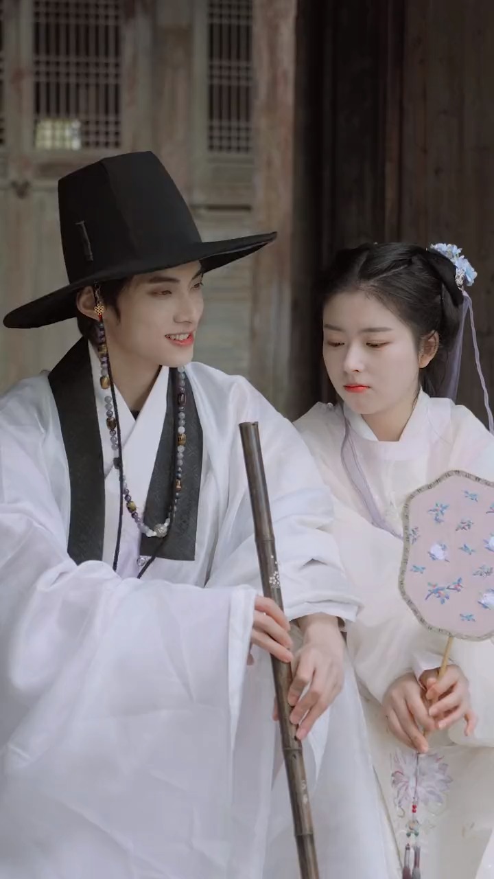 屋外阳光明明晃晃说书先生在清嗓少年呐太张扬轻裘白马踏金榜春风得意