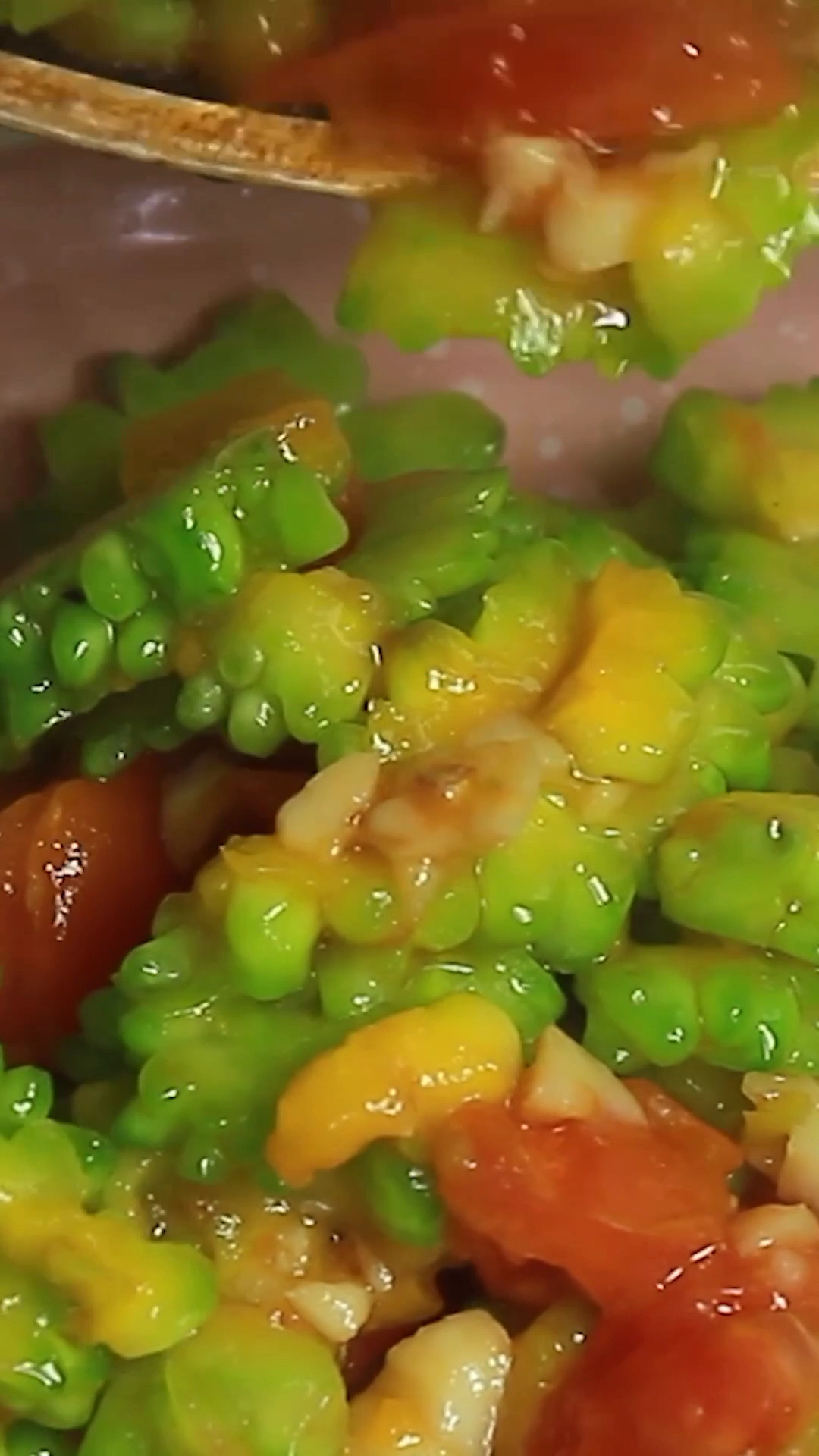 舌尖上的旅行#女朋友秀厨艺,看她炒的这个苦瓜炒西红柿,就特别有视