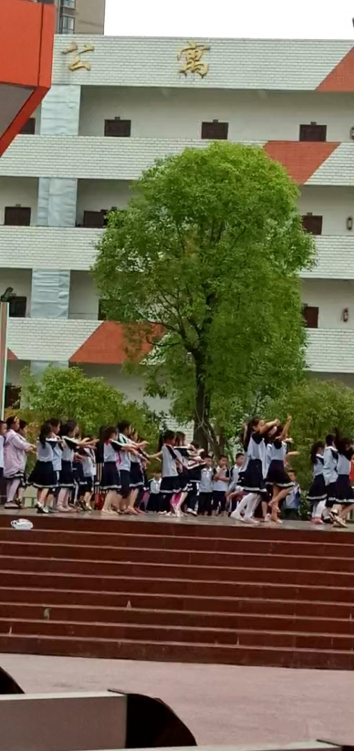 一群小学生跳c哩c哩