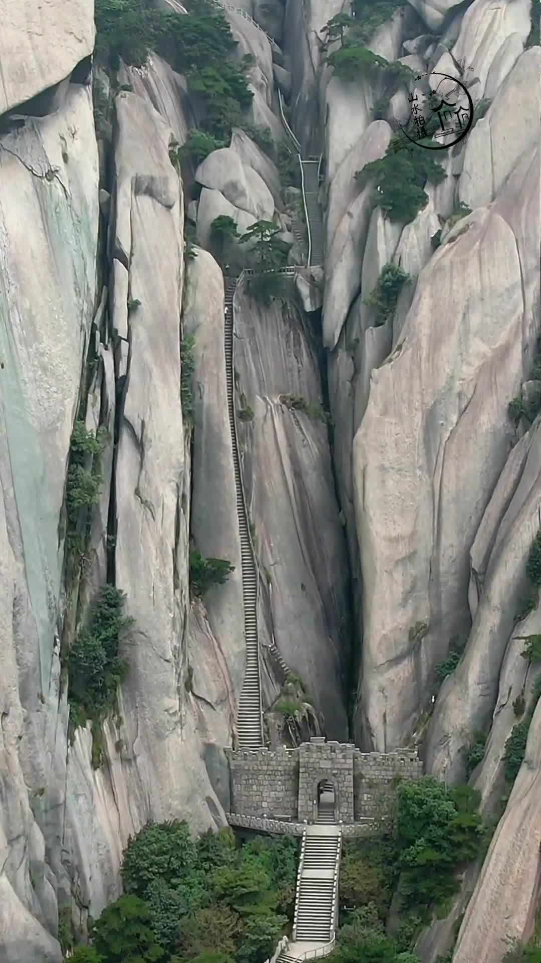天柱山总关寨百步云梯真是鬼斧神工敬佩建设者你敢来挑战吗