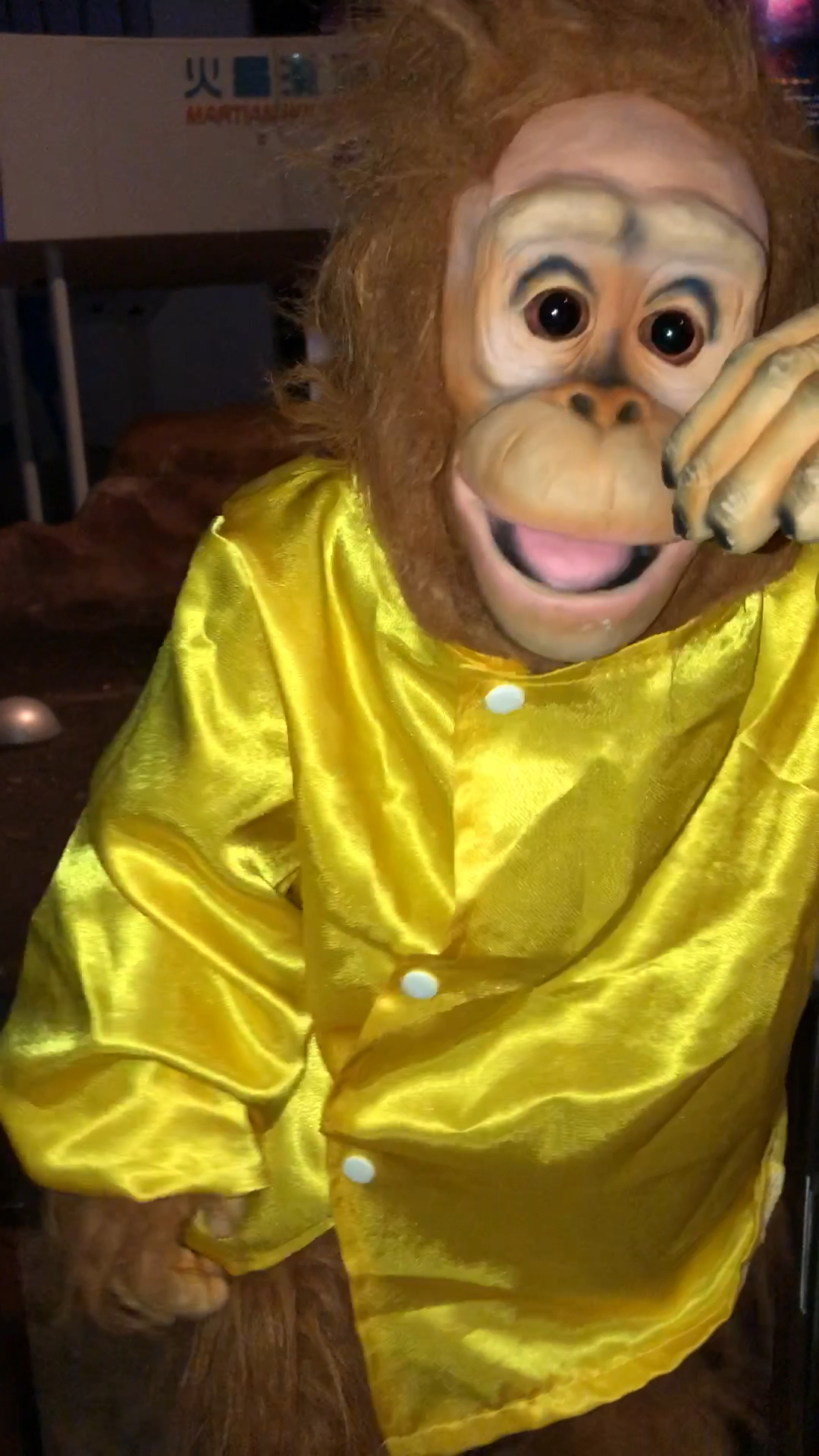 第一个登上火星的猴子?穿的衣服亮瞎眼