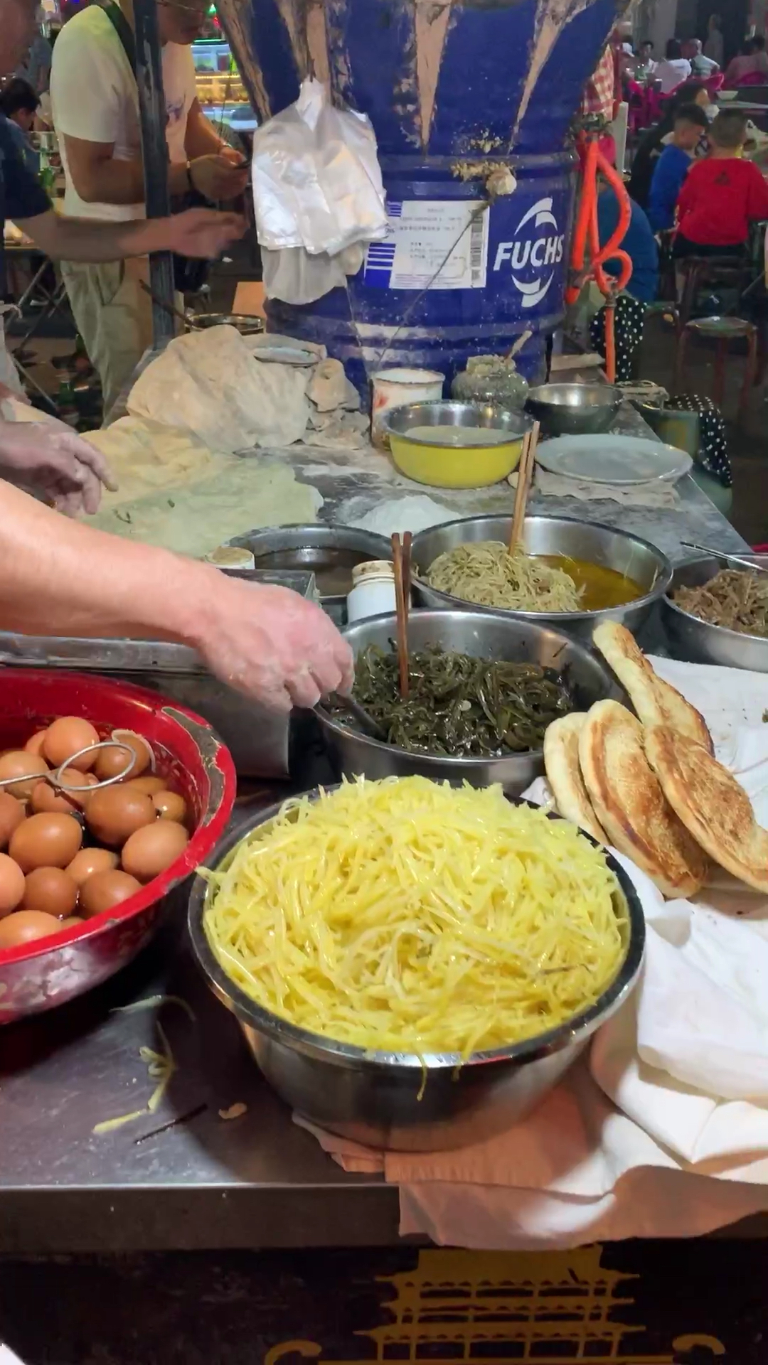 无宵夜不夏天#烧饼夹菜,四块一个,开封特色美食小吃
