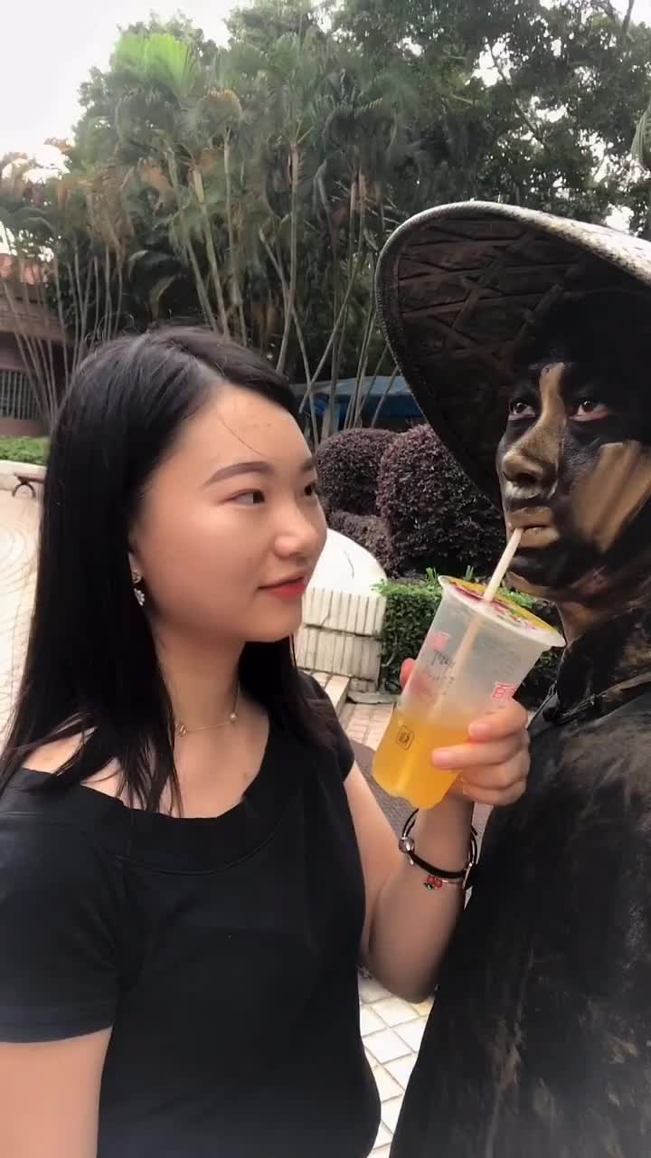 铜人真是太馋了,美女喝饮料他也想喝一口