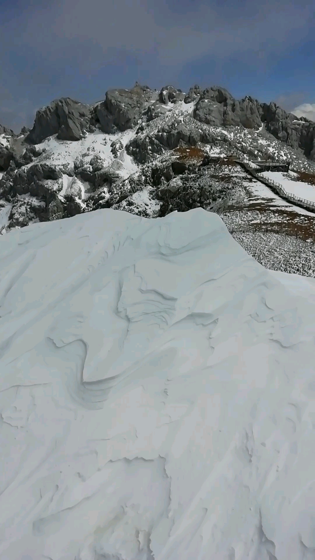 掠过厚厚的冰川,眺望巍峨秀丽的石卡雪山