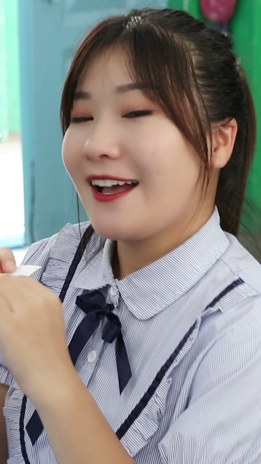 搞笑段子#游戏2:王小九输了被惩罚对着别人说3遍"我是猪",真是太搞笑