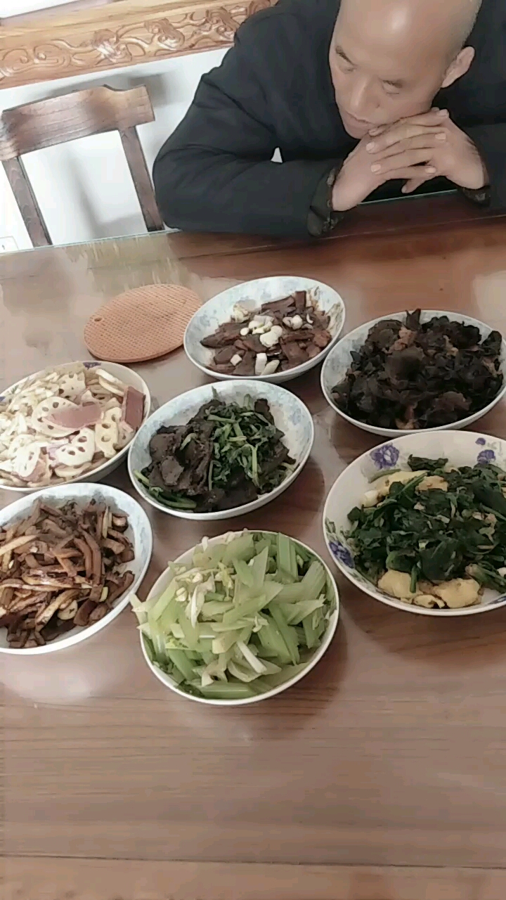 忙了一年,终于可以亲手给父亲做一顿饭了,为了这样的儿子,我的老公点