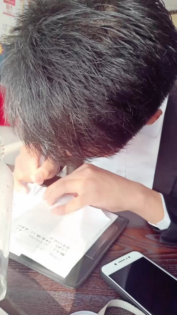 捕捉到一个认真写字的帅哥