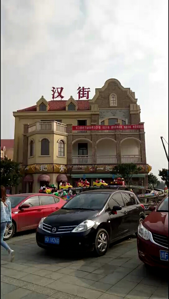 这是我们广汉的汉街,很有特色