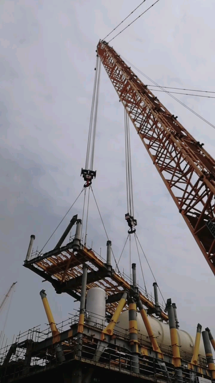 工程机械#大型吊装,两台大吊机联合作业,霸气!