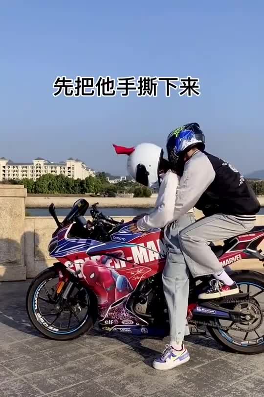 女生骑摩托千万别载男生眼前的一幕是最真实的例子