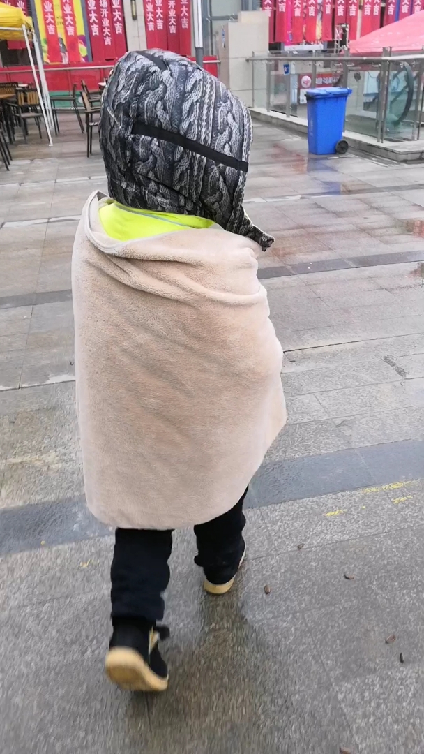 太冷了,裹着床单出门,宝宝生气了