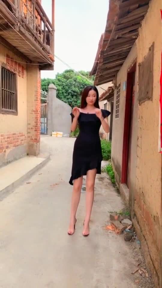 小巷子的美女看似很惆帐,是不是有什么心事呢