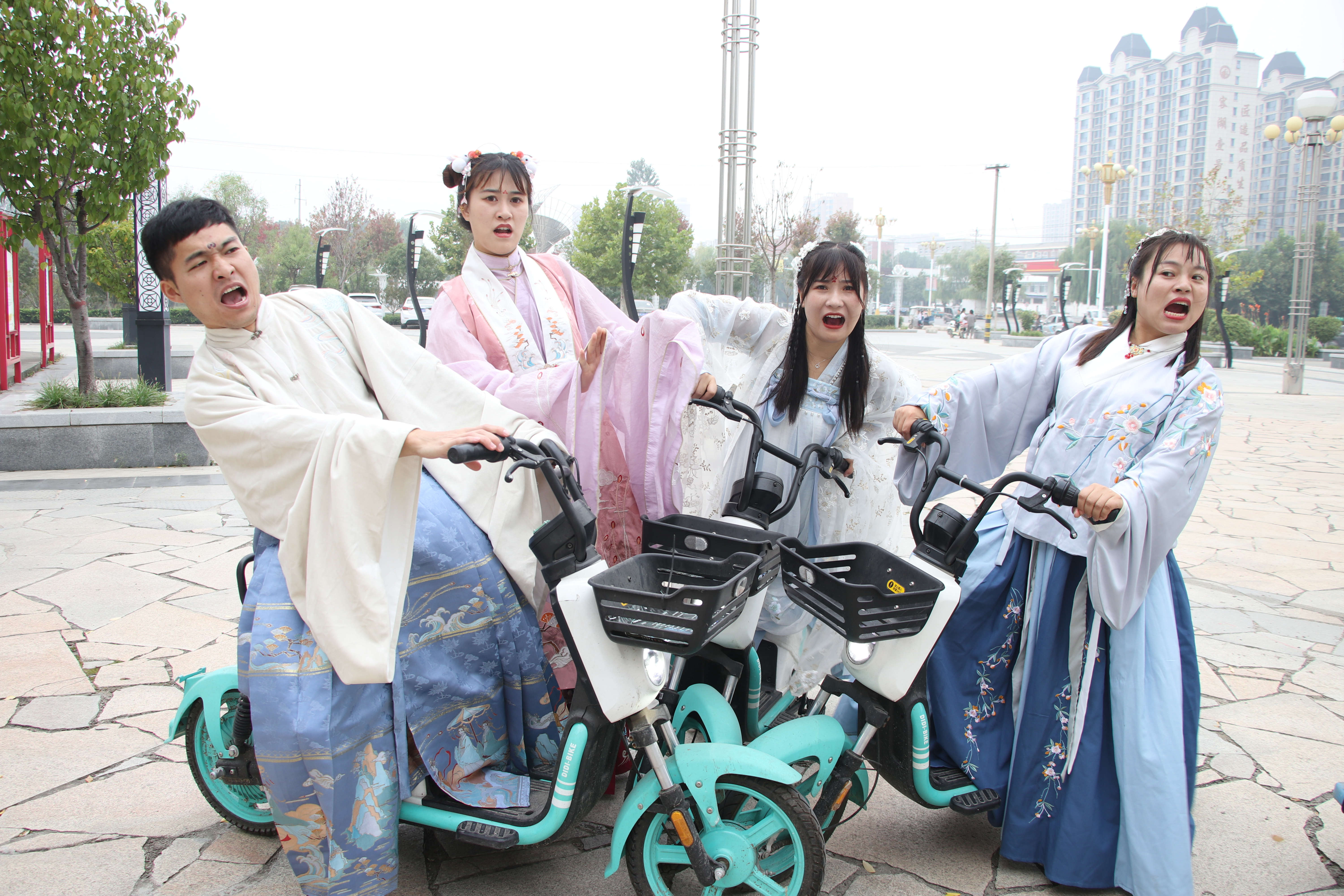 梦回大唐9王小九教师生骑电车没想却变成车祸现场乱成一锅粥