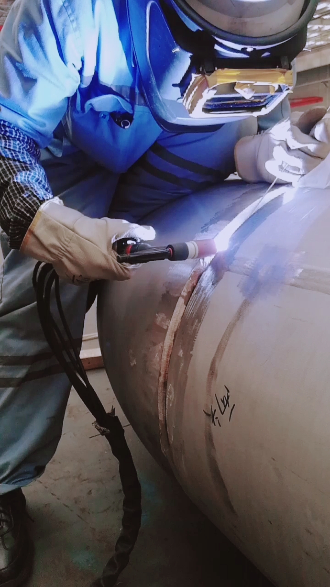 焊接#不锈钢管道焊接,大师傅焊活就是不一样,技术太牛了!