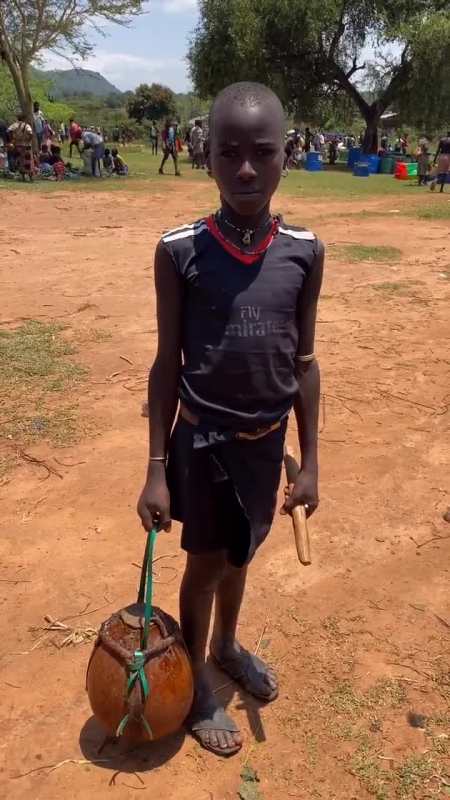 非洲小孩真不容易,不去上学还要出来卖蜂蜜赚钱,一家人就指着他了