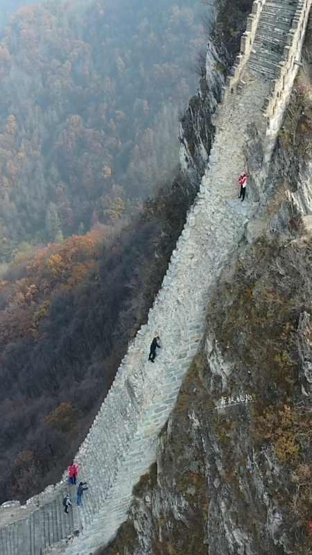 鹰飞倒仰段是箭扣长城最为险峻的地方,近80度的陡坡一般恐高和胆小的