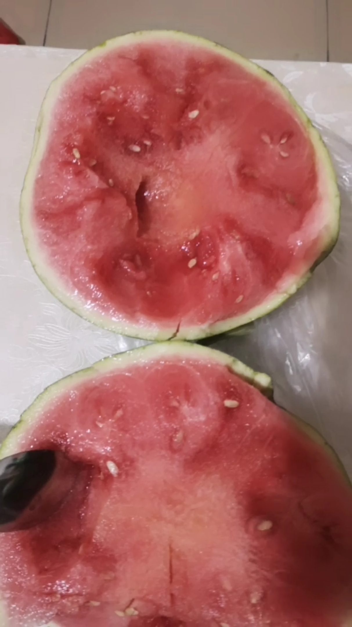 美食#买了一个这样的西瓜吃着变味了,我应不应该找卖家去