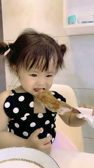 儿童#今晚吃烤鸡腿把自己吃美了萌娃