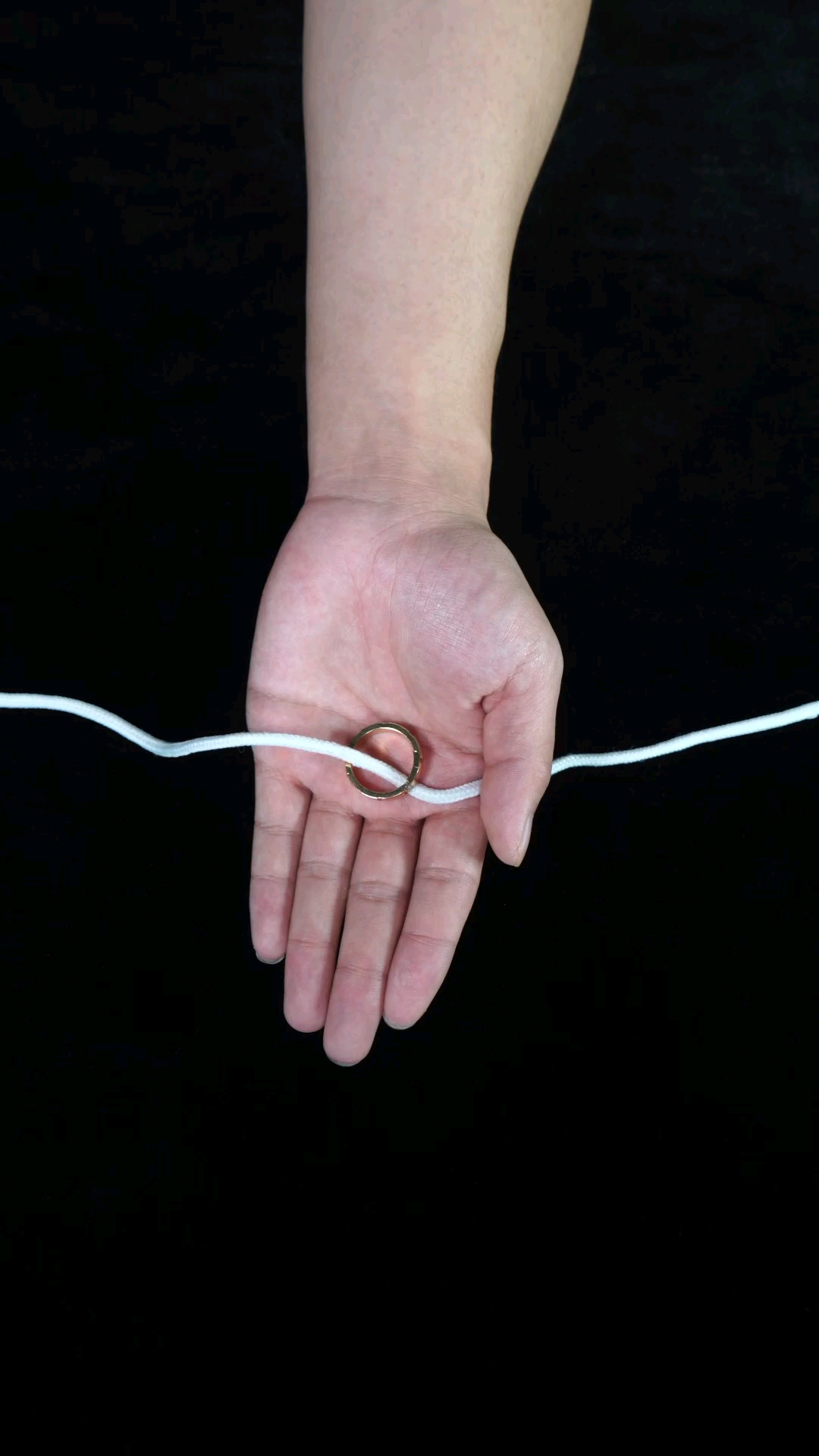 戒指隔空穿越绳子,纯手法小魔术,揭秘后真简单-度小视