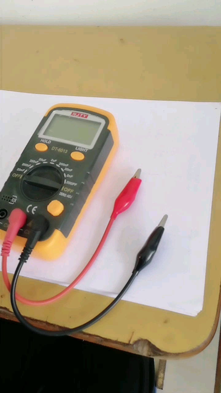 红线接电容正,黑线接电容负测量.