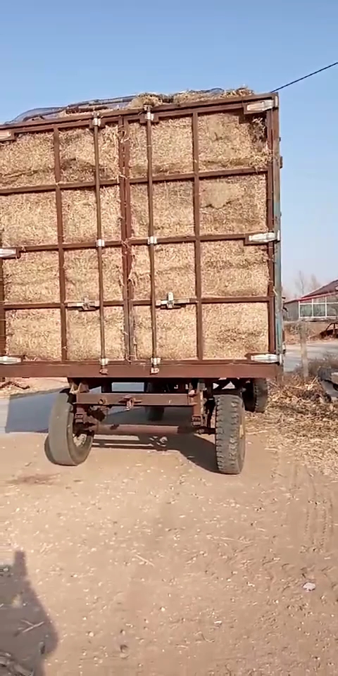 这是拉草的车.