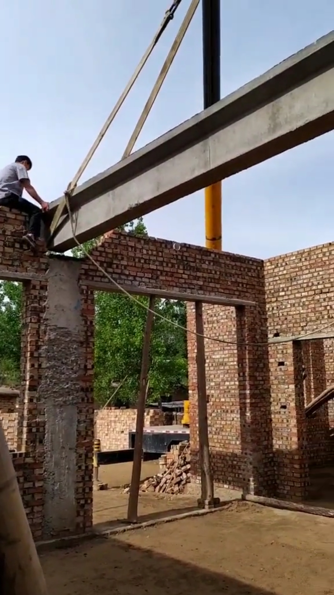 无挑八米六大梁,五十高上面放楼板,农村盖房就是这么省!大家说怎么样?