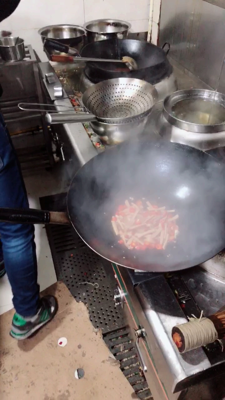 颠锅炒菜技术不赖