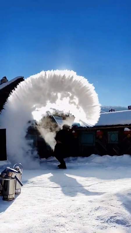 零下30度,三壶水泼出来的冰雾你们会喜欢吗?泼水成冰-全民小视频