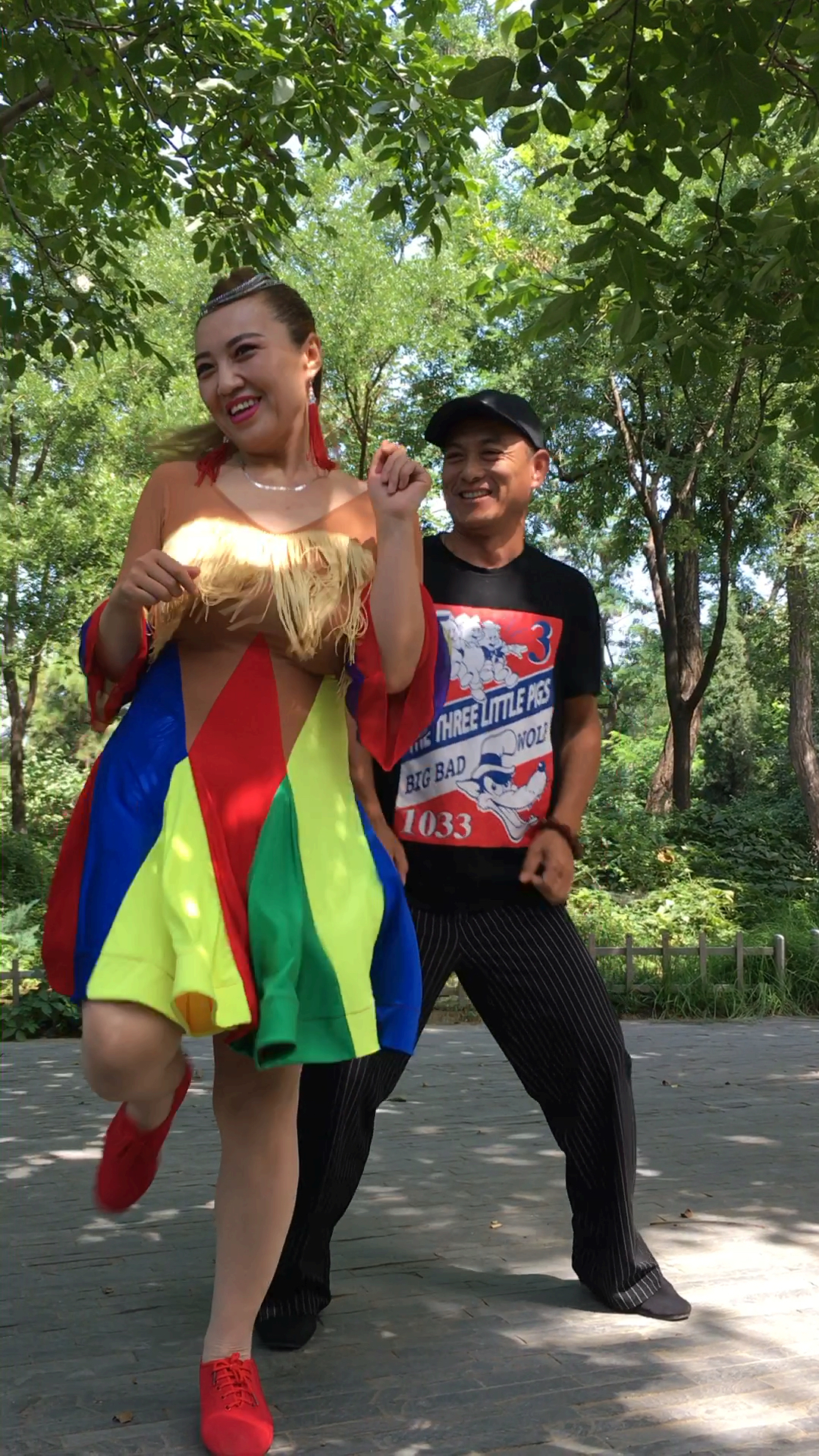 唐山的张大爷与秀时尚美女