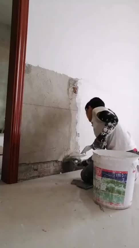 女师傅专业手法刮腻子,经过线盒也把控到位,难怪女师傅生意这么好