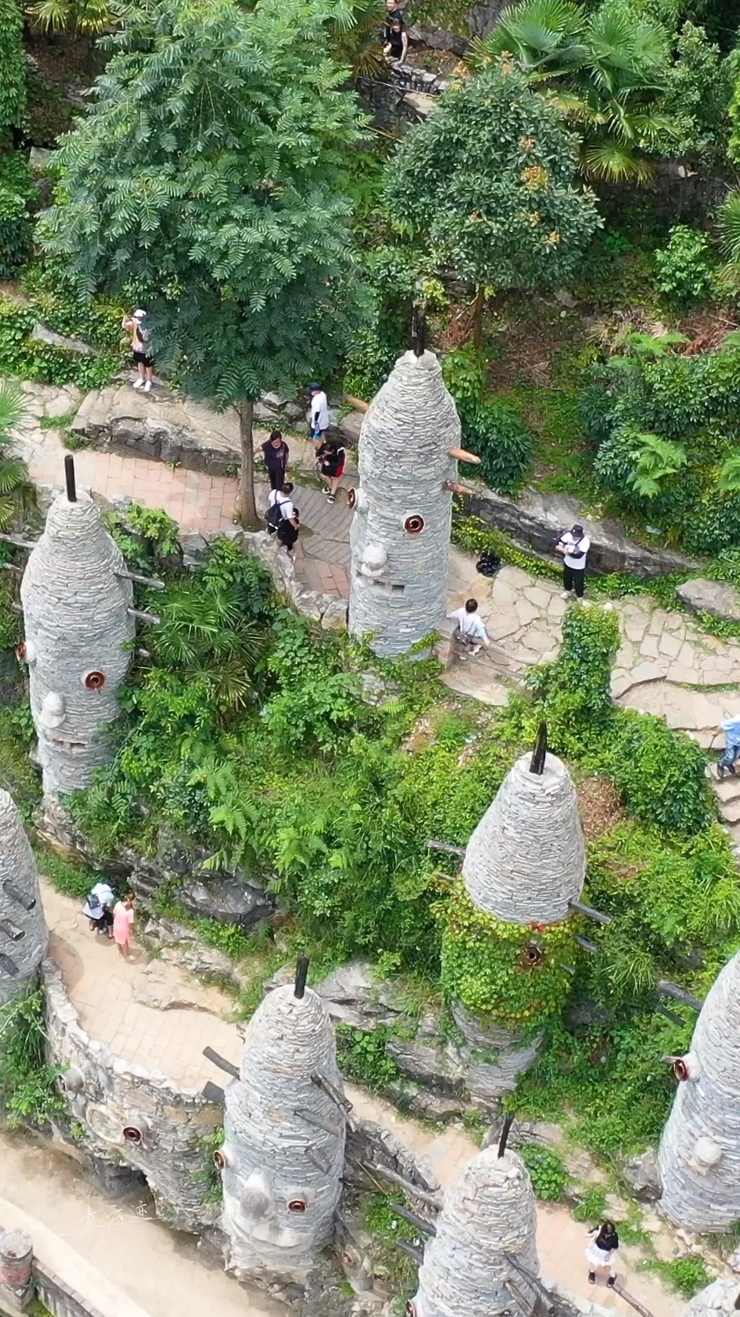 旅行#贵州一八旬老人,花二十年时间在深山打造的石头王国,如今已惩