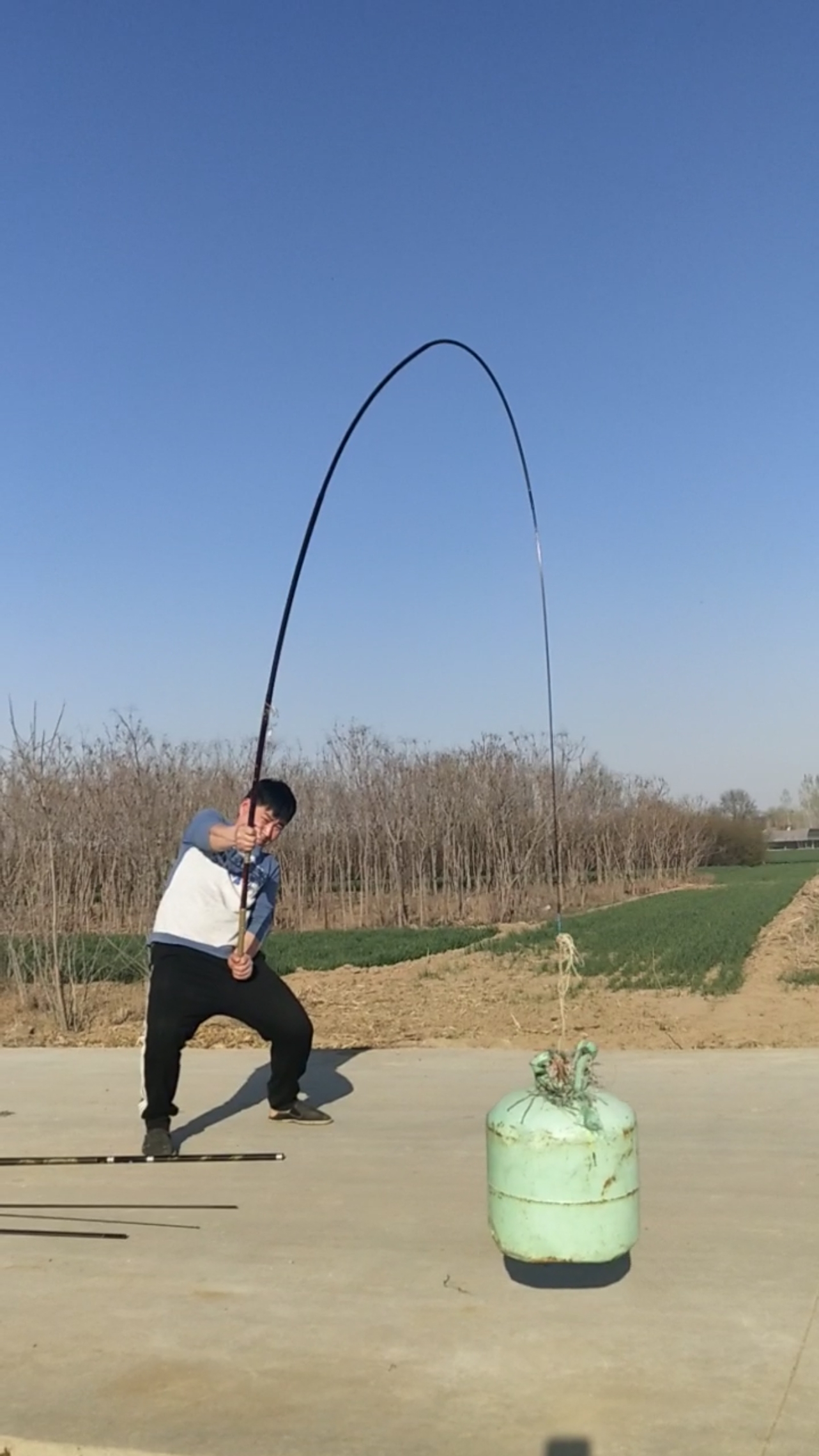 户外钓鱼#这鱼竿真是钢筋的声音,结实耐用
