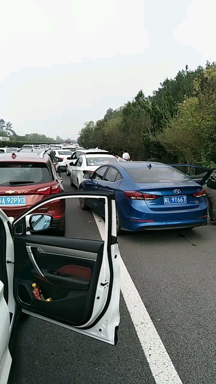 宁洛高速路严重堵车