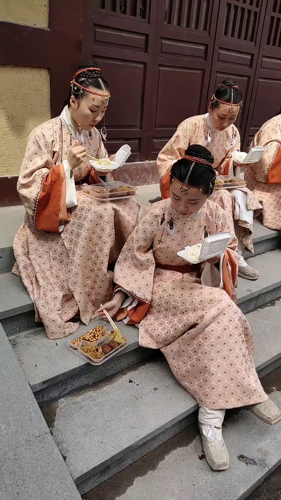 这些小宫女都在吃盒饭,长得还挺漂亮.