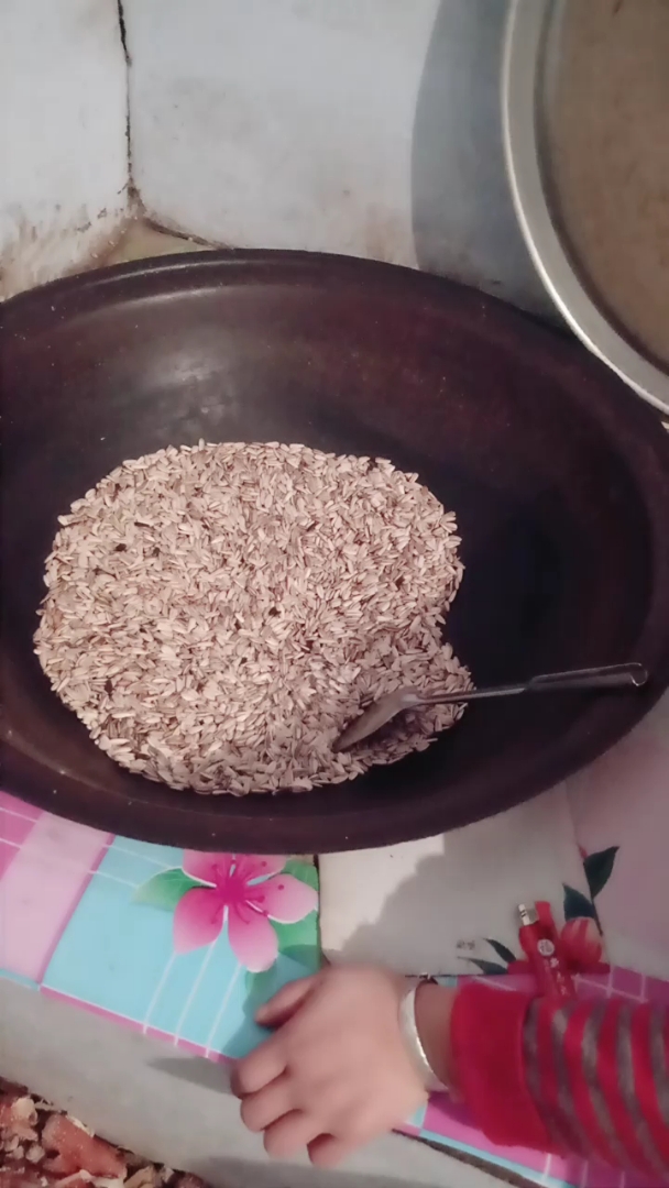 农村用大锅炒瓜子